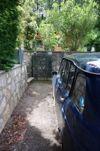 Autoabstellplatz vor dem Eingang