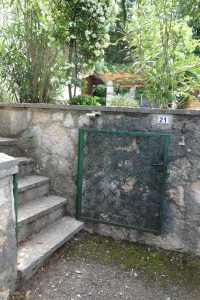 Gartentür mit Blick in den vorderen Garten