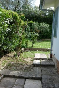 Weg links am Haus vorbei in den hinteren Garten