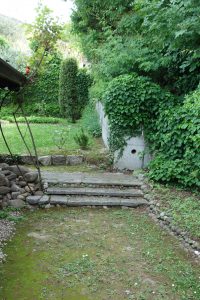 rechts ums Haus in den hinteren Garten