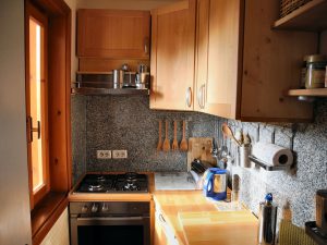 Küche: Gasherd und Backofen