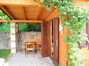 Sitzecke unter Schuppendach