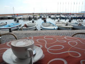 Cappuccino am See