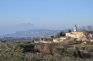 Blick aus den Weinbergen auf Calmasino (im Hintergrund die Felsen von Garda)