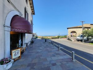 Calmasiono, Piazza mit Blick Richtung See
